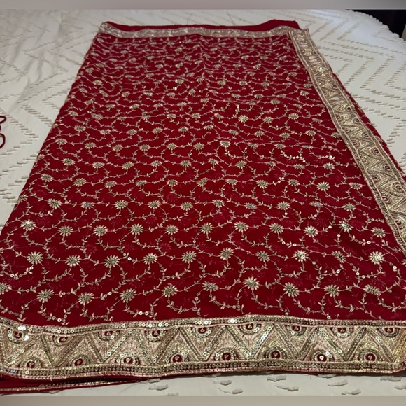 Beautiful Red Saree/Sari with Gold Border - Picture 4 of 7